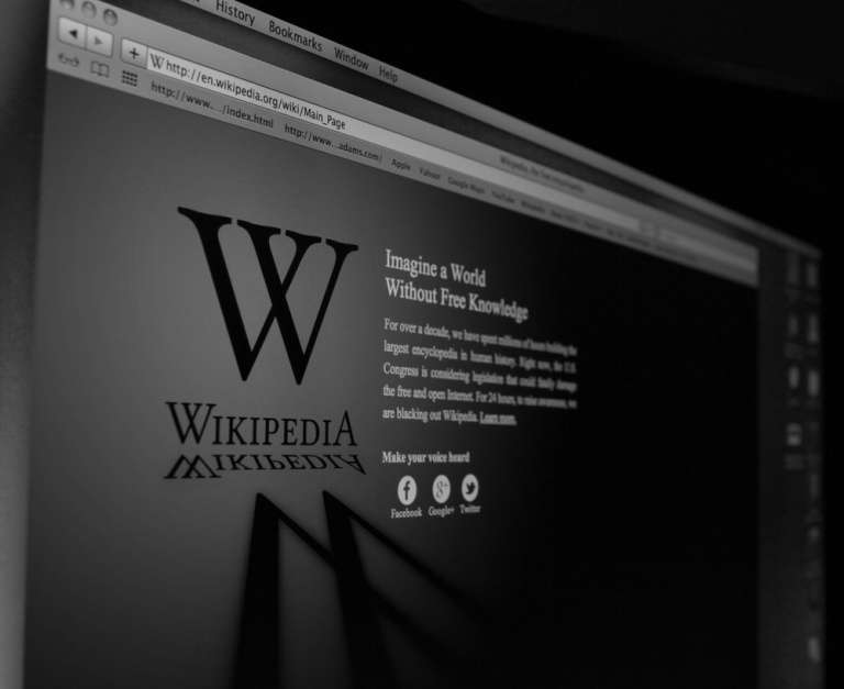 Wikipedia protesta contra regulaciones europeas bloqueando el acceso a sus sitios en español e italiano