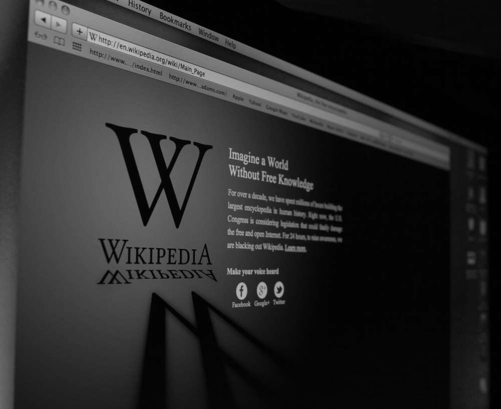 Wikipedia protesta contra regulaciones europeas bloqueando el acceso a sus sitios en español e italiano