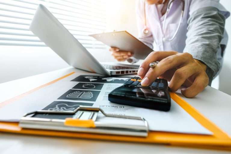 Hombre realizando cálculos