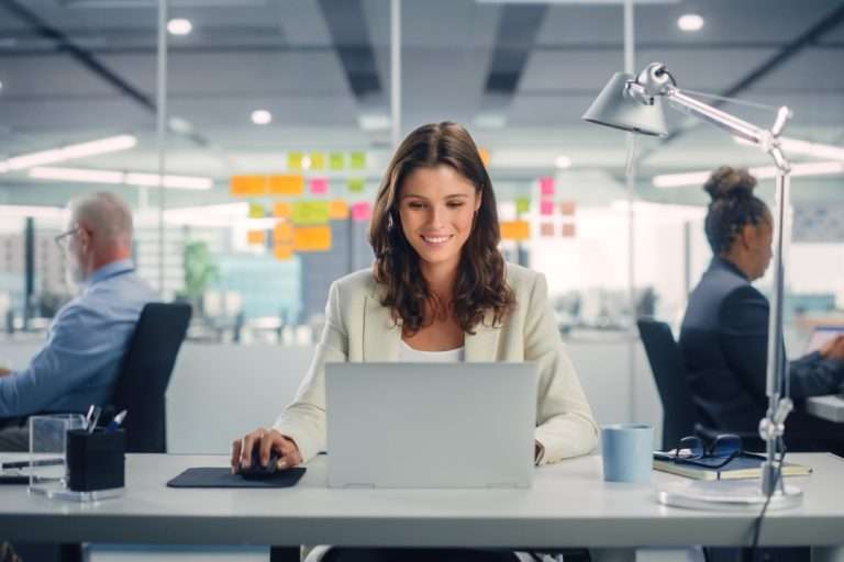 Apoyar a las mujeres que ya están en tecnología, un camino para reducir la brecha