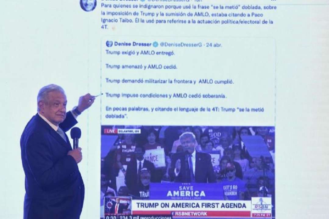 AMLO en su conferencia de prensa mostró una publicación en Twiter de Denise Dresser.
