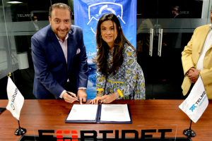 La firma fue encabezada por parte Eduardo Zamora, director general para México de Fortinet, y María Cristina Hernández, directora comercial y de operaciones de Scitum.