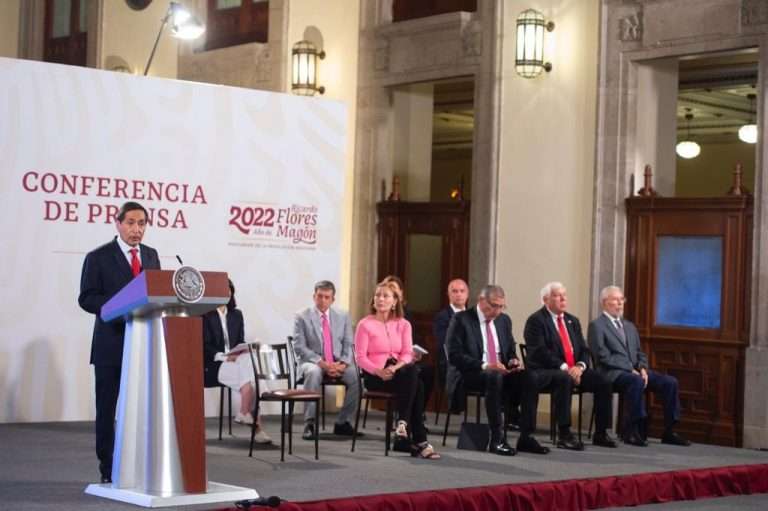 Rogelio Ramírez de la O en la conferencia mañanera de AMLO.