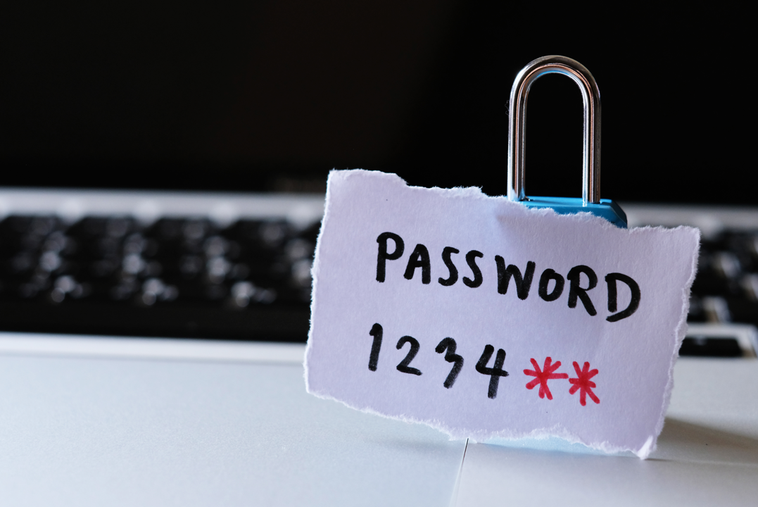 contraseña numérica en un papel pegado a un candado