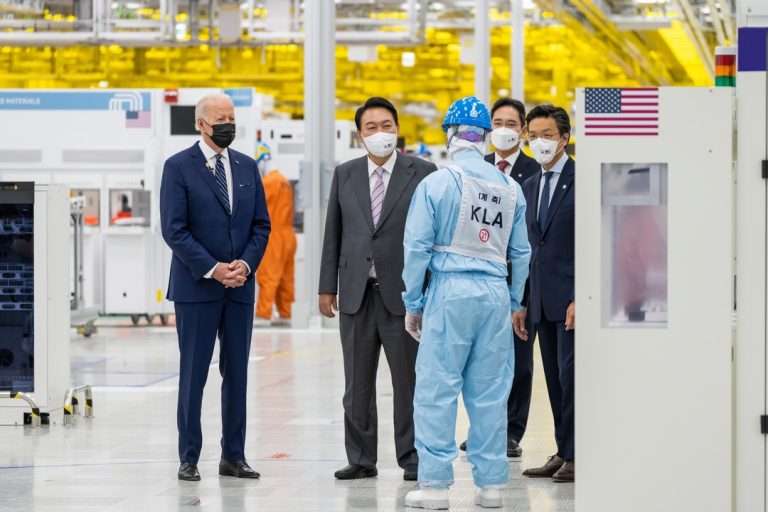 Biden recorre planta de Samsung en Seúl; destaca relevancia de chips y agradece inversión en EU