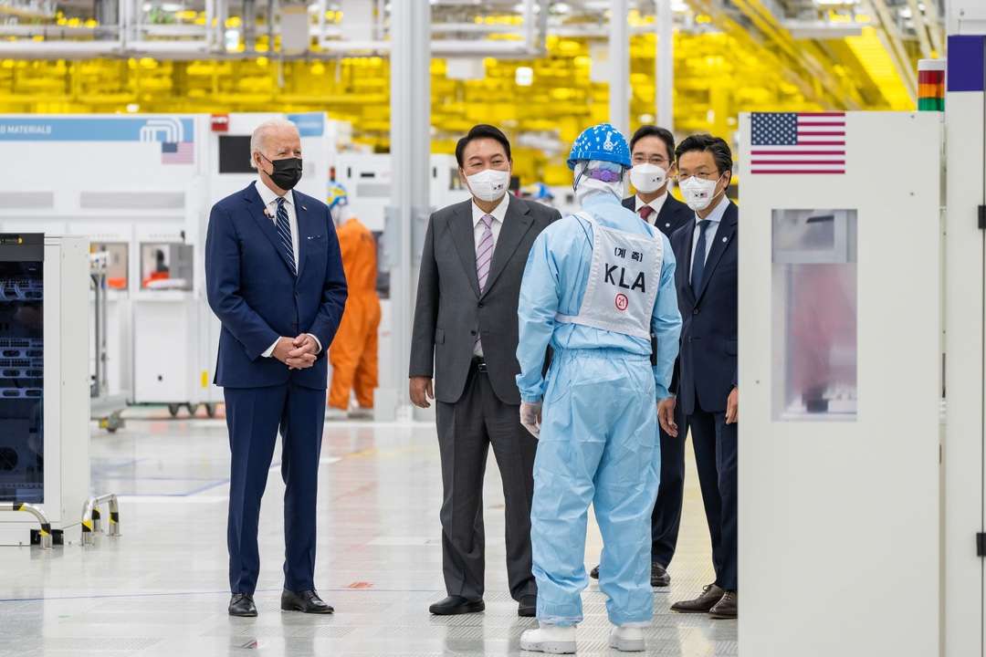 Biden recorre planta de Samsung en Seúl; destaca relevancia de chips y agradece inversión en EU