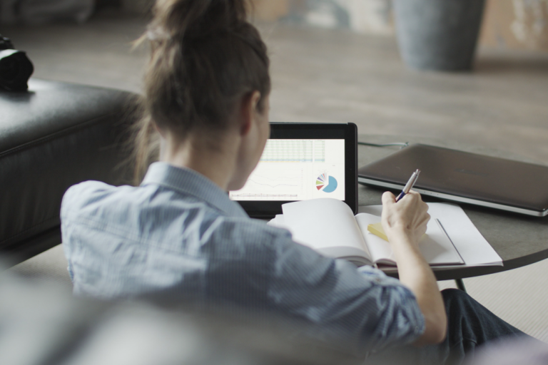 Becarán a mujeres en entrenamientos de diseño UX/UI y data analytics