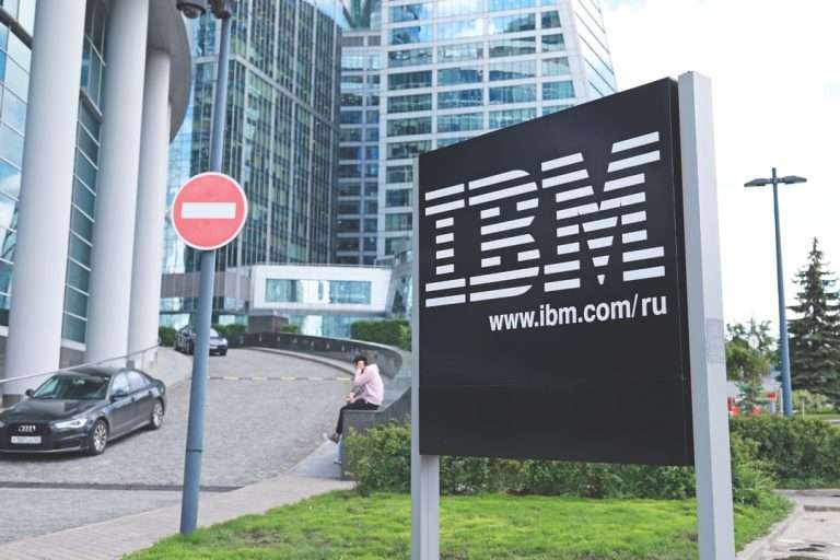 Logo de IBM Rusia en una pizarra negra en Moscú.