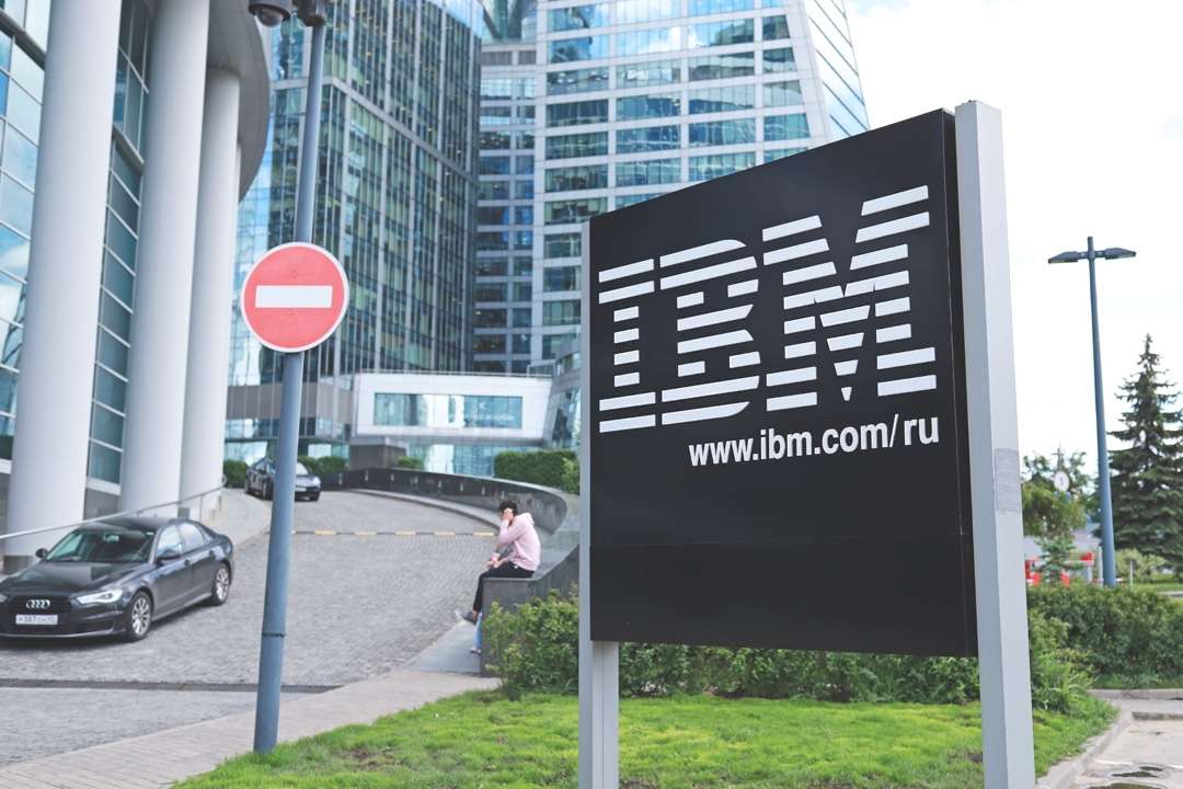 Logo de IBM Rusia en una pizarra negra en Moscú.