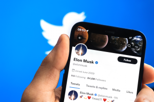 Elon Musk amenaza con desistirse de adquirir Twitter por falta de información