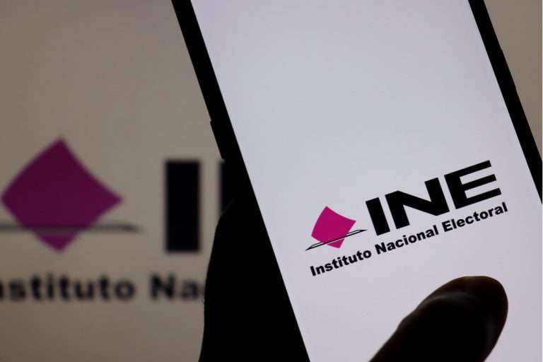 Logo del INEA en un teléfono