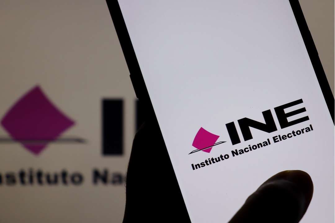 Logo del INEA en un teléfono