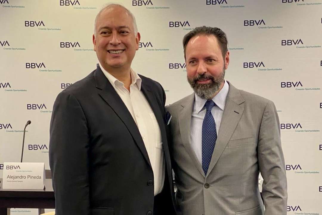 El director general de Openpay, Alejandro Pineda Mosiño (izq.) y el director general de Soluciones al Cliente de BBVA México, Hugo Nájera.