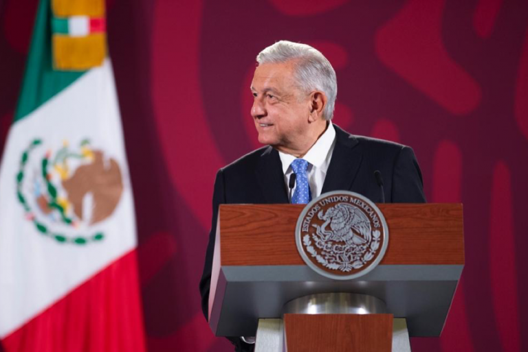 AMLO dice que CFE instalará 5,000 antenas para ampliar cobertura de Altán Redes