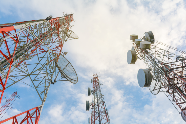 América Móvil crea Sitios Latam al concretar escisión de torres de telecom en AL