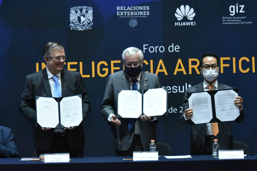 Marcelo Ebrard, el rector de la UNAM Enrique Graue y el presidente regional Huawei Cao Jibin