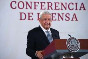 AMLO pedirá a electricistas instalen 2,500 antenas para conectar pueblos a internet