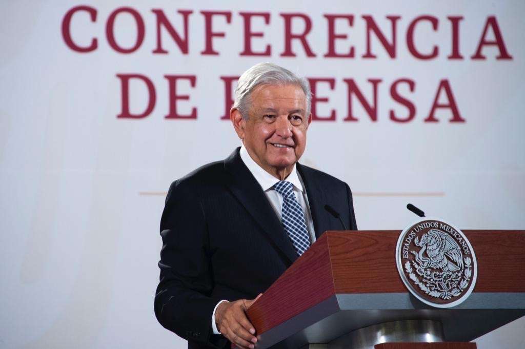 AMLO pedirá a electricistas instalen 2,500 antenas para conectar pueblos a internet