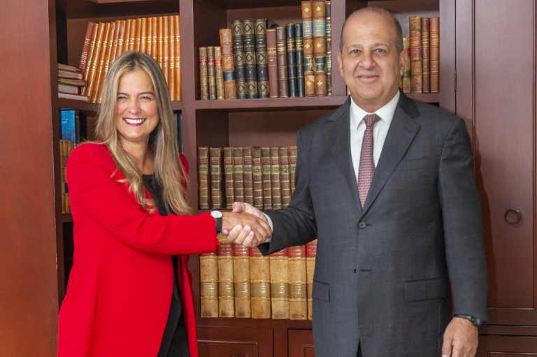 Maribel Dos Santos, directora general de Oracle México y Héctor Slim, director general de Telmex