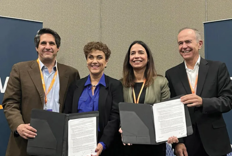 Firma de convenio entre la up y AWS México