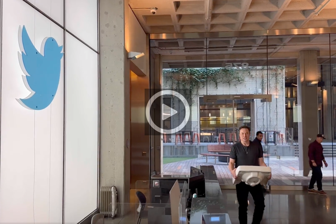 Elon Musk, como “Chief Twit”, visita oficinas de Twitter previo a cerrar acuerdo