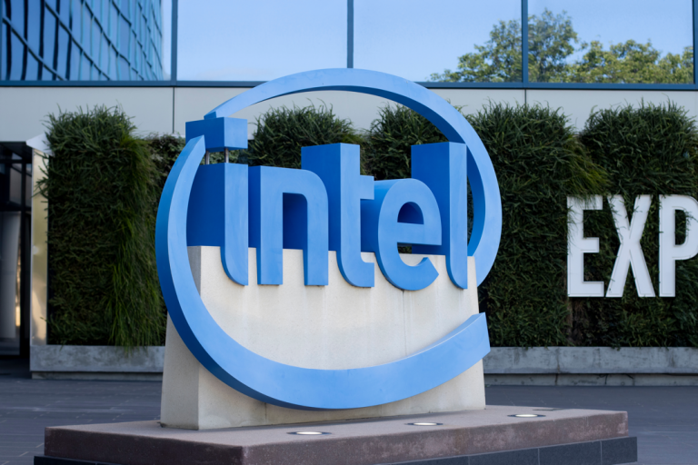 Intel se prepara para despedir a miles por desaceleración, aseguran