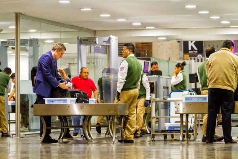 Falla técnica en sistemas de Migración en el AICM provoca largas filas