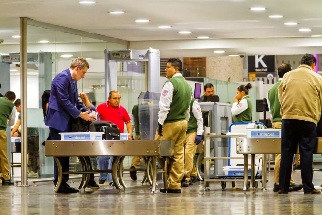 Falla técnica en sistemas de Migración en el AICM provoca largas filas