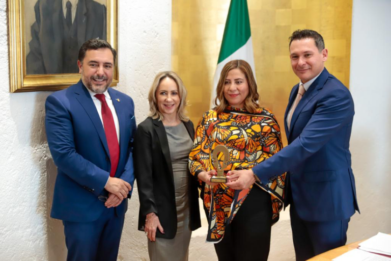 El requipo del IPN recibe la estatuilla de Las más innovadoras 2022.