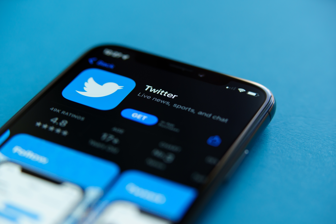 Musk se lanza contra Apple por quitar publicidad en Twitter