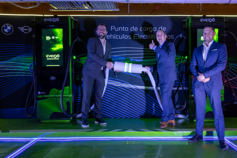 BMW y Evergo inauguran el hub de carga eléctrica más grande de México