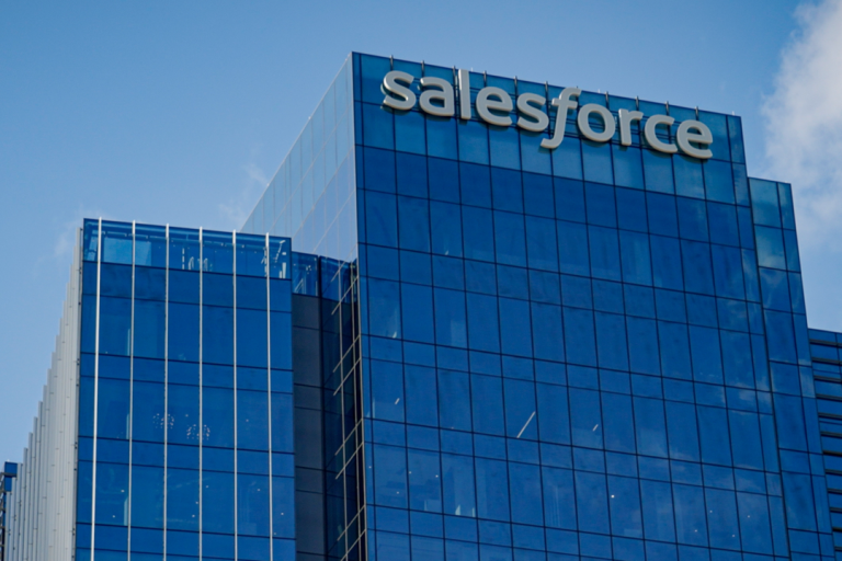 Salesforce recortará 10% su fuerza laboral; "contratamos demasiadas personas"