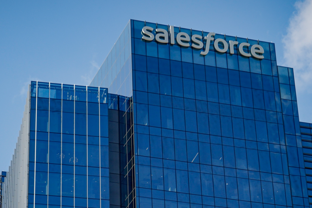 Salesforce recortará 10% su fuerza laboral; “contratamos demasiadas personas”