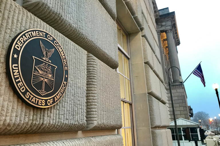 Gobierno de EU critica modelo de tiendas de Google y Apple; recomienda cambios