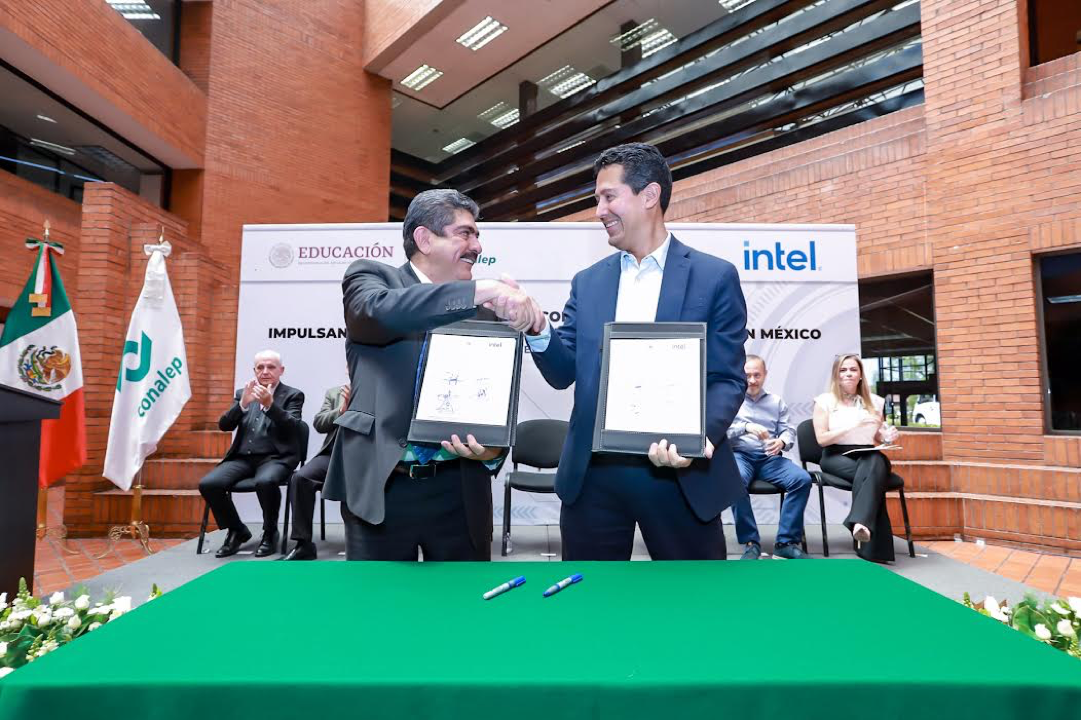 Los directores generales de Intel y Conalep en la firma del convenio.