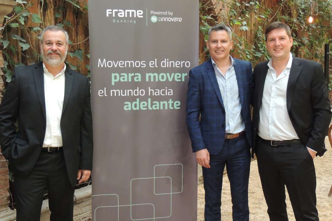 Voceros de 2innovate durante la presentación de Frame Banking